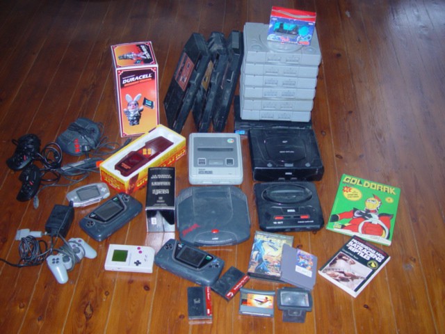 18 consoles dont 6 playstation, 3 master system, 1 saturn, 1 ps2, 2 game Gear, une Jaguar...